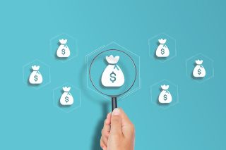 © Motionnation - stock.adobe.com Foto: Lupe auf Geldsack