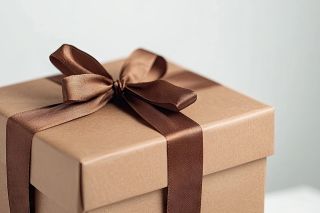 © ShStock - stock.adobe.com Foto: Geschenkkarton mit Schleife