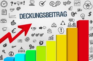 © magele-picture - stock.adobe.com Foto: Aussteigendes Balkendiagramm mit Schriftzug Deckungsbeitrag