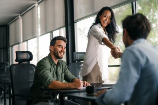 © NDABCREATIVITY - stock.adobe.com Foto: Meeting von 3 Personen